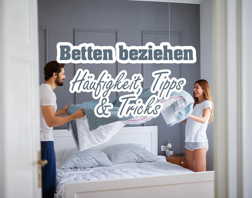 Ein Mann und eine Frau beziehen ein Bett in einem Schlafzimmer. Der Mann hält eine Bettdecke, die Frau hält eine andere Bettdecke. Sichtbarer Text: 'Betten beziehen Häufigkeit, Tipps & Tricks'.