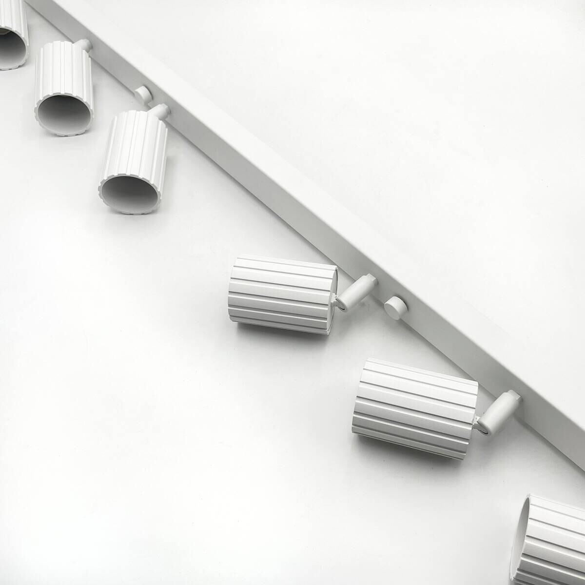 Lamkur Strahler Prisma weiß Stahl B/H/L: ca. 6,5x16,5x117 cm 6 Brennstellen