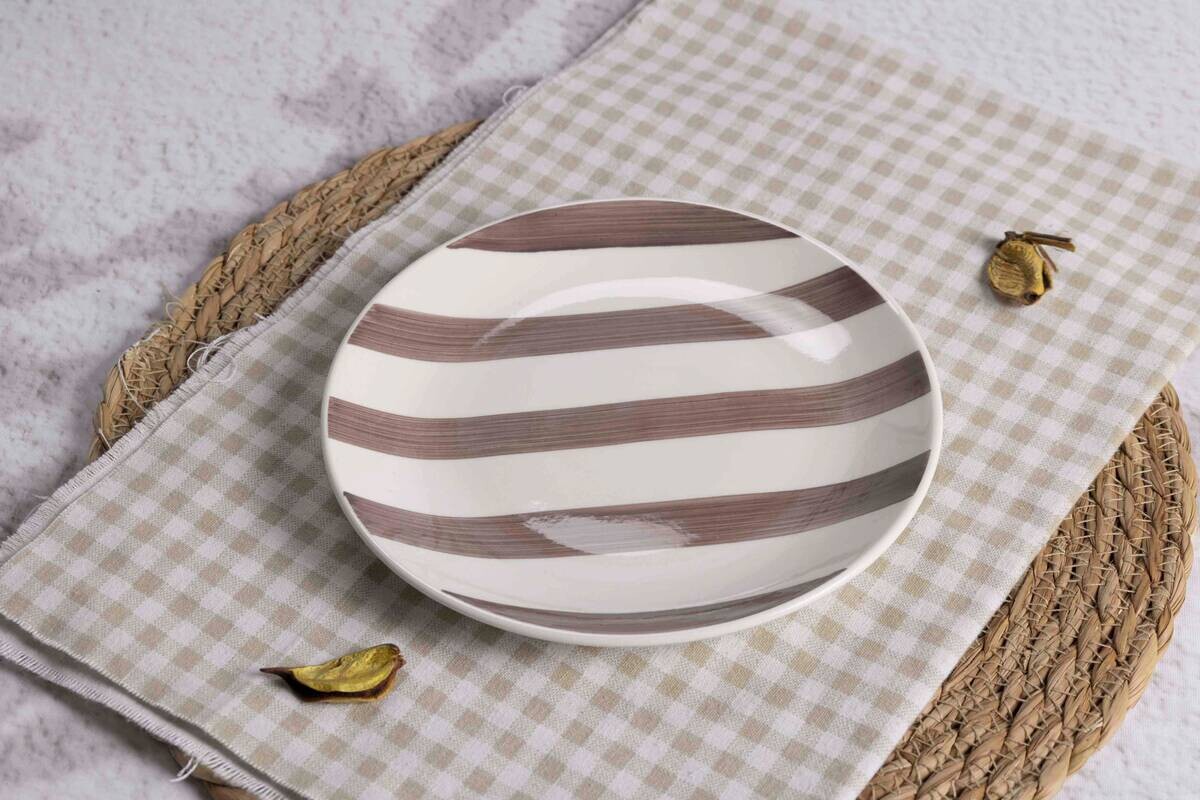 Teller braun Keramik H/D: ca. 2,8x27 cm