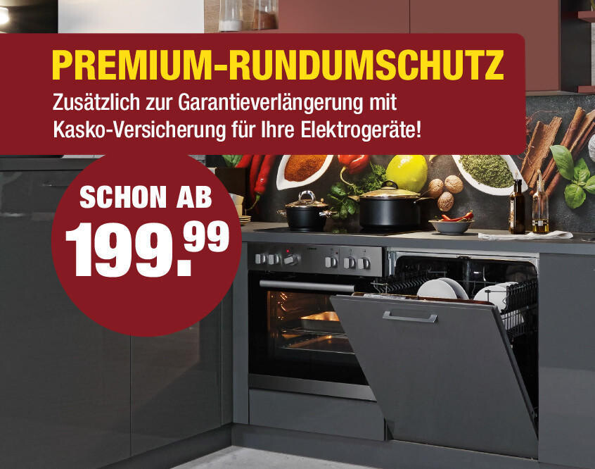 Offene Geschirrspülmaschine in moderner Küche mit schwarzer Front, darüber Herd mit Töpfen und Gewürzregal, Textbanner mit Angebot für Premium-Rundumschutz ab 199,99 Euro