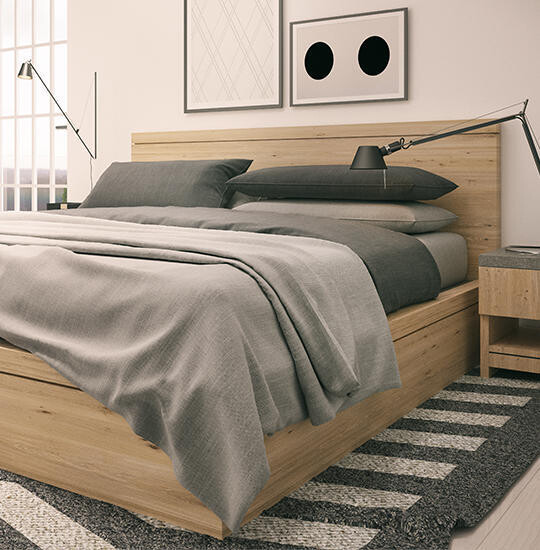 Bett aus hellem Massivholz