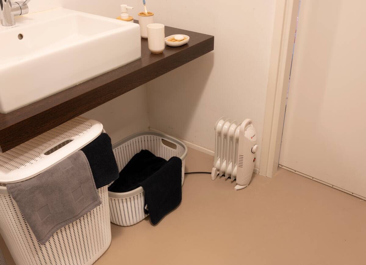 Ölradiator weiß Metall B/H/T: ca. 23x38x13,5 cm ca. 650 W