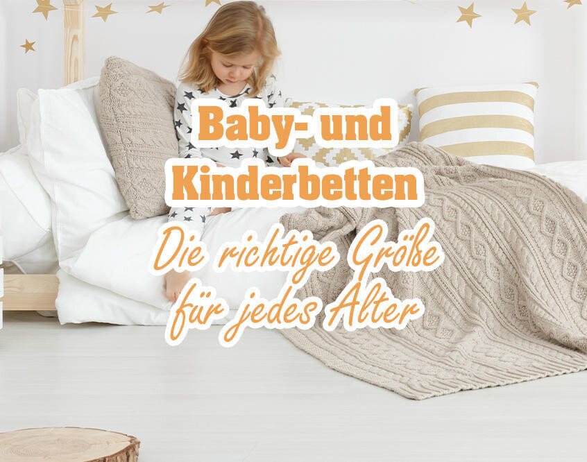 Ein Kind sitzt auf einem Bett mit einer beigen Decke und einem gestreiften Kissen. Text: 'Baby- und Kinderbetten Die richtige Größe für jedes Alter'.