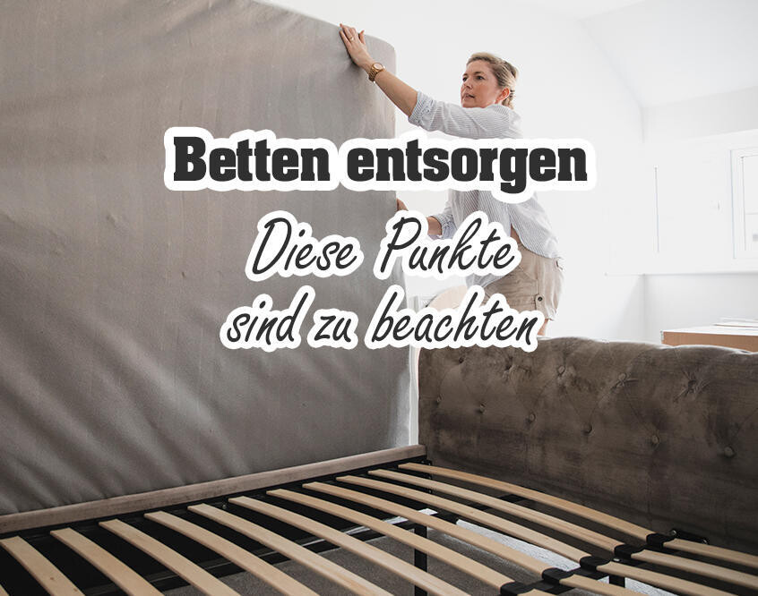 Eine Person hebt eine Matratze an, um sie zu entsorgen. Im Vordergrund ist ein Bettgestell mit Lattenrost sichtbar. Text: 'Betten entsorgen Diese Punkte sind zu beachten'.